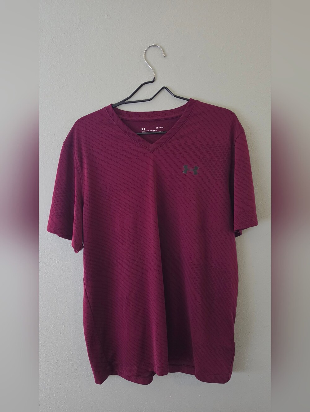 Under Armour HeatGear Performance V-Neck Athletic Shirt Burgundy Purple Size L
